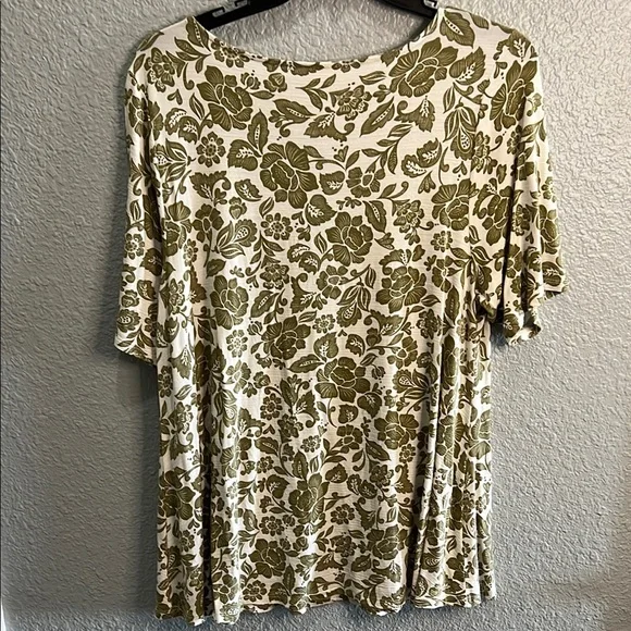 Lane Bryant Green and Cream Short Sleeve  swing Tee size 18/20 2X - Picture 4 of 6